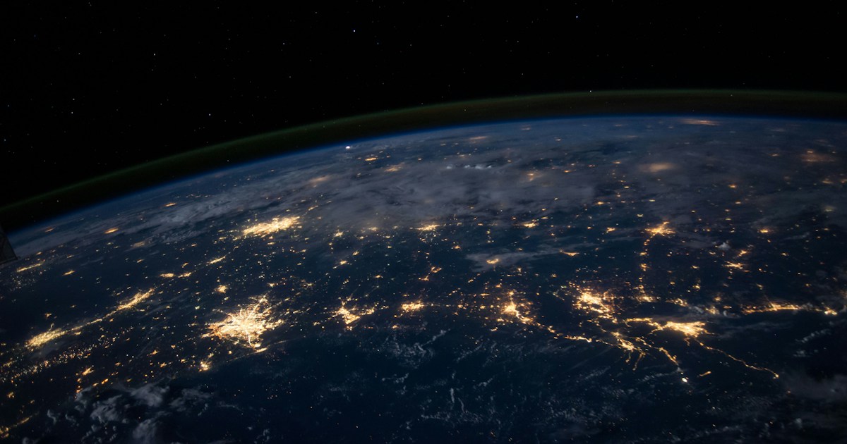 夜の地球とネットワークのイメージ